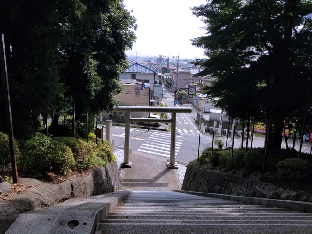 参道の石段上から都内も見える絶景