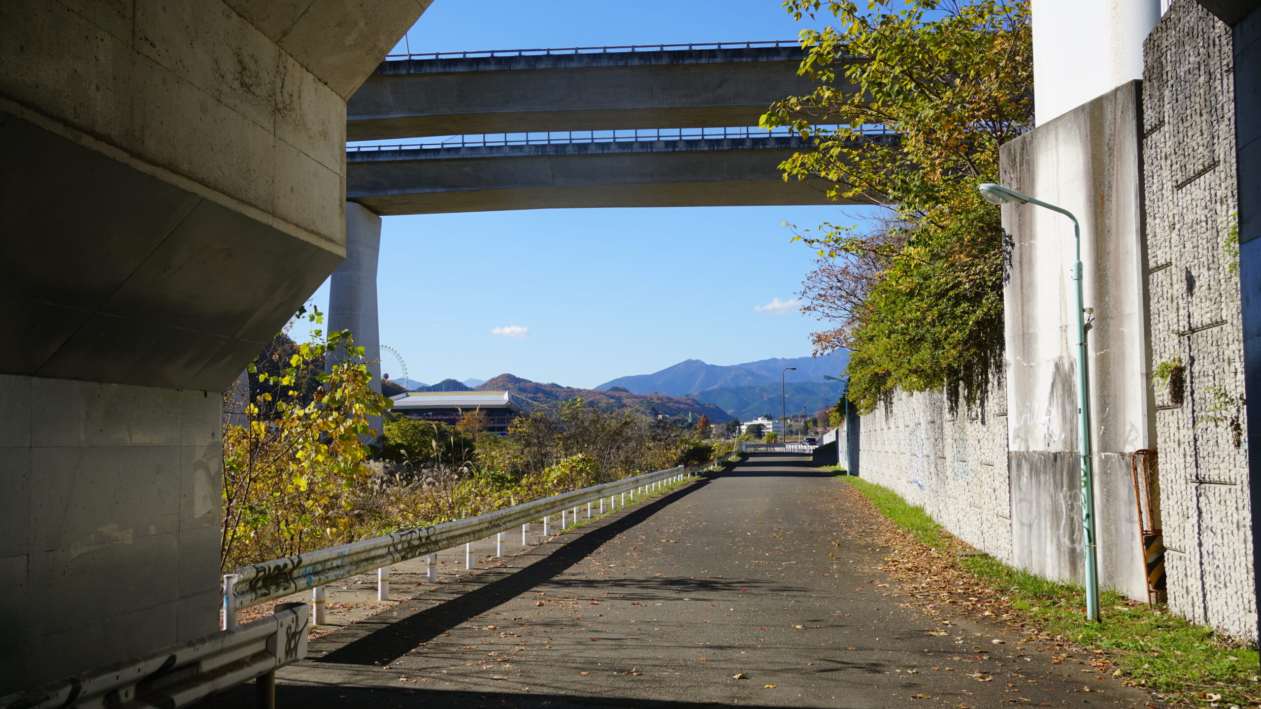 圏央道秋川ICの下