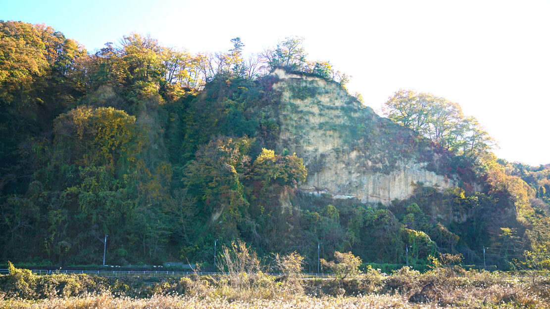 秋川の六枚屏風岩(あきる野)川向うから