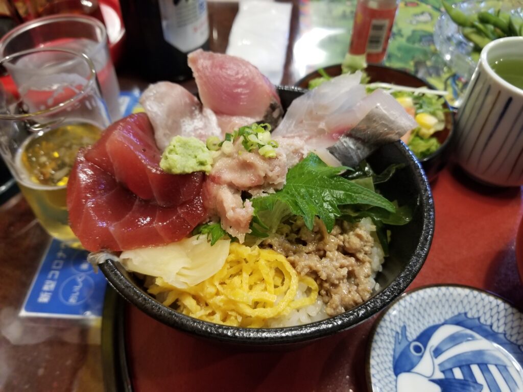 五日市「音羽鮨」海鮮のっけ丼。