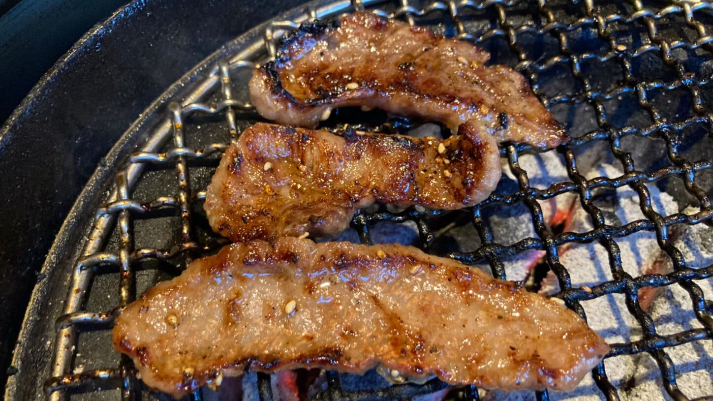 あきる野 炭火焼肉 まつざかのカルビを焼く